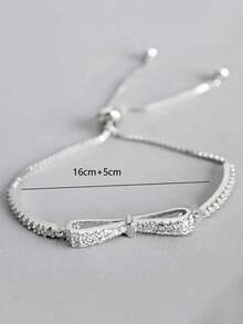 1条可调节银手链，饰有水钻蝴蝶结，时尚奢华，适合女孩日常佩戴、参加派对和宴会，是理想的珠宝礼物。