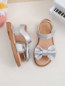 这款儿童清新俏皮的金银蝴蝶结凉鞋适合演出、婚礼和特殊场合穿着。 - 銀色 - 查看 4