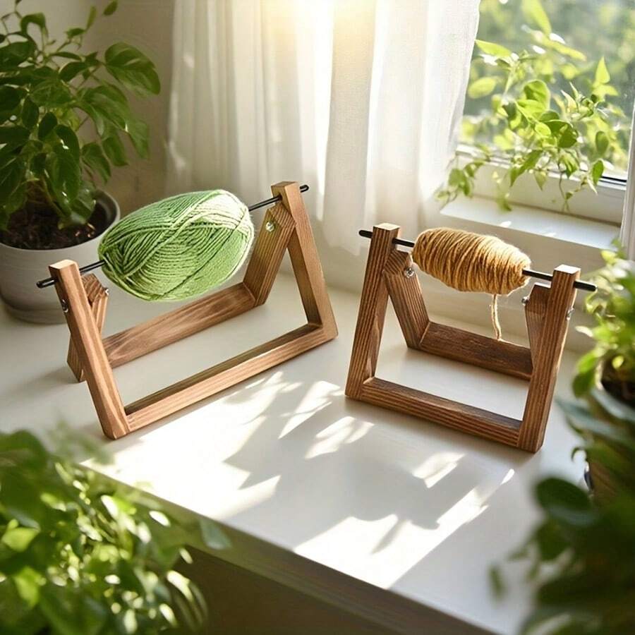 Người sáng tạo này sử dụng giá để cuộn len để bàn có trục xoay, tự tay xoay máy cuộn len thành từng cuộn. Khung được làm bằng gỗ nguyên khối. - Nhiều màu - Xem 1