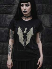 Goth T-Shirt Vintage Bat Lady Shirt Dark Aesthetic Tee Occult Graphic Shirt Gothic Style Bat Tee Gift For Unisex Ladies - màu đen - Xem 1