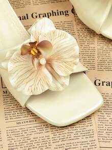 Elegant Women's Floral Decorated High Heel Shoes, European And American Style, Suitable For Beach, Travel, Date, Commute, Party. Floral Decorated High Heel Sandals Suitable For Banquet, Party, Vacation, Fairy Style. Women's Square Toe Kitten Heel Mule Slippers, Beige Color, Can Be Matched With Dresses And Pants, Gentle Women's Low Heel Design, Comfortable For Going Out. - Beige - View 6