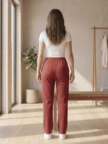DEVIT - Pantalón jogger estilo loungewear con cintura lisa sin resorte y jareta ajustable – diseño minimalista oversized, tela mate suave, bolsillos laterales discretos, ideal para uso diario casual y cómodo - Rojo - Ver 4