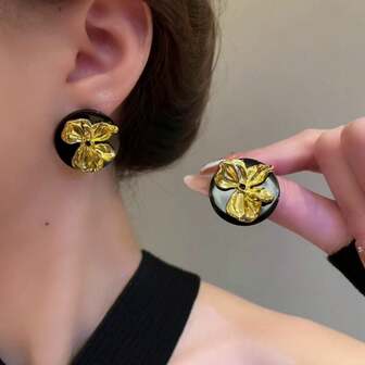 1对甜美清爽的黑色圆形金色蝴蝶结耳钉，百搭