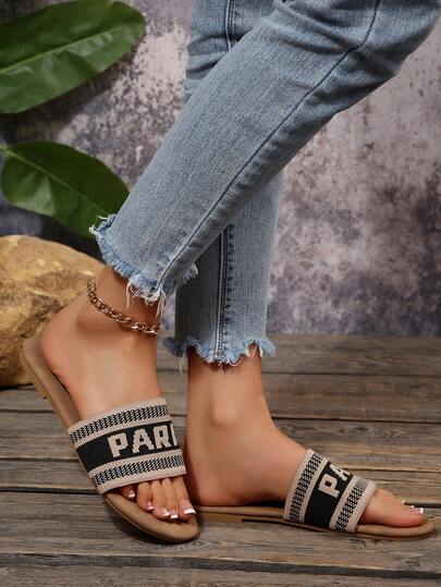 Dép xăng đan đế bằng một quai mùa hè dành cho nữ cỡ lớn, dép đi biển thêu chữ, dép xăng đan đế bằng thời trang thường ngày cho hoạt động ngoài trời.