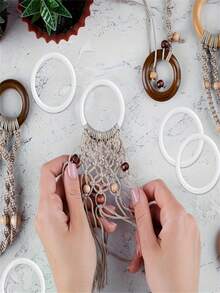 10/30/50/100 szt. Białe plastikowe pierścienie do łapaczy snów - 2,4-calowe duże gładkie okrągłe pierścienie do robótek ręcznych, gładkie krawędzie, elastyczne, odpowiednie do samodzielnego tkania, łapaczy snów, wieńców, bukietów - kompatybilne z tkaniną, przędzą, wstążkami, filcem - idealne do dekoracji domu, na imprezy, wesela, urodziny - hurtowe pierścienie do robótek ręcznych - pierścienie do tkania kwiatów, akcesoria do samodzielnego wykonania łapaczy snów - lekkie i wytrzymałe tworzywo sztuczne - Wielokolorowe - Zobacz 9