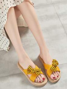 Sandales pour femmes - Douces, légères, antidérapantes, respirantes, glissières prêtes pour les vacances avec bandes croisées pour la plage, la piscine et les plaisirs d'été - Parfaites pour les escapades en vacances - Jaune citron - Voir 3