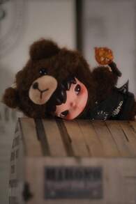 POP MART Hirono Living Wild “为幸福而战” 泰迪熊毛绒玩具，可爱收藏品，家居装饰礼品，圣诞装饰品 - 棕色 - 查看 7