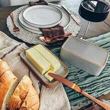 Plato de mantequilla cerámico Mora de dos en uno con tapa, recipiente cubierto para mantequilla para dejar en el mostrador - Contenedor/soporte de almacenamiento grande para la cocina, regalos para ella, bandeja de mantequilla para el mostrador - (Earl Grey) - Multicolor - Ver 7
