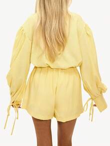 طقم قميص كاجوال مع أكمام فانوس وربطة عنق مخطط وشورت خصر مطاطي، مناسب للعطلات والشاطئ والاستخدام اليومي والحديقة والشارع - أصفر - مشاهدة 2