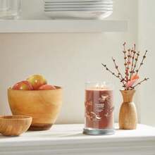 Yankee Candle - Vela perfumada de pilar mediano con hasta 115 horas de combustión, mezcla de cera de plantas premium para quemaduras constantes, vela de pilar de 14 onzas con fragancia de relleno de(Barra de canela Signature Large 2-Wick Tumbler) - Multicolor - Ver 2