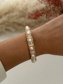 1 chiếc vòng tay hợp kim ngọc trai cổ điển sang trọng, kiểu dáng trơn, thích hợp cho phụ nữ đeo hàng ngày, gặp gỡ bạn bè, các dịp lễ hội lãng mạn, chụp ảnh đường phố, trình diễn thời trang như một phụ kiện (Chất liệu và màu sắc của vòng tay có thể khác so với sản phẩm thực tế). - Vàng - Xem 10