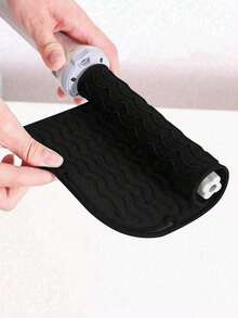 1pc Heat Resistant Mat For Hair Styling Tools, Universal Size Fits Straightener And Curling Iron, Made Of Heat-Resistant Silicone Material, Convenient For Storage And Travel. This Heat Mat Is Made Of Heat-Resistant Silicone Material, Which Can Effectively Protect Your Hair Styling Tools, Suitable For Commercial Settings Like Restaurants And Hotels. - Multicolor - View 8