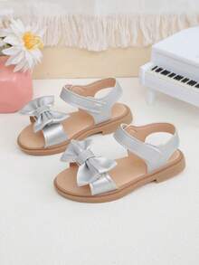 这款儿童清新俏皮的金银蝴蝶结凉鞋适合演出、婚礼和特殊场合穿着。 - 銀色 - 查看 3