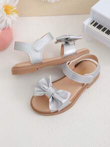 这款儿童清新俏皮的金银蝴蝶结凉鞋适合演出、婚礼和特殊场合穿着。 - 銀色 - 查看 5