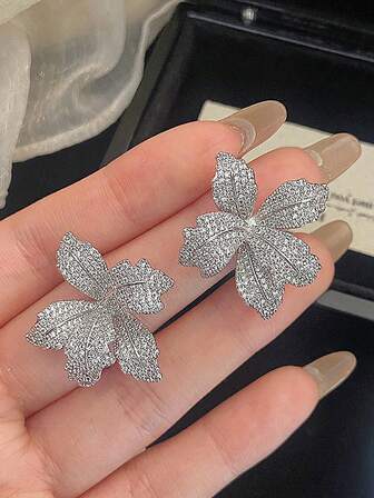 1 Çift Şık, Tamamen Taşlarla Süslü Zarif Çiçek Figürlü Küpe