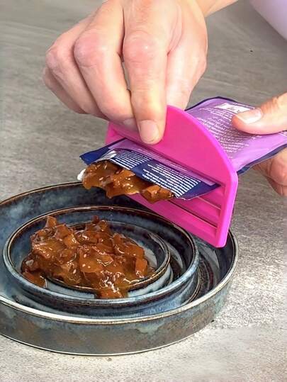 1pc New Portable Cat Food Squeezer, Pet Paste Squeezer, Cat Stick Feeder, Durable Plastic Material, Sauce Bag Squeezer, Suitable For Various Sauce Bags, Can Squeeze All Kinds Of Puree, Outdoor Home Kitchen Squeeze Assist Tool, Handheld Feeder