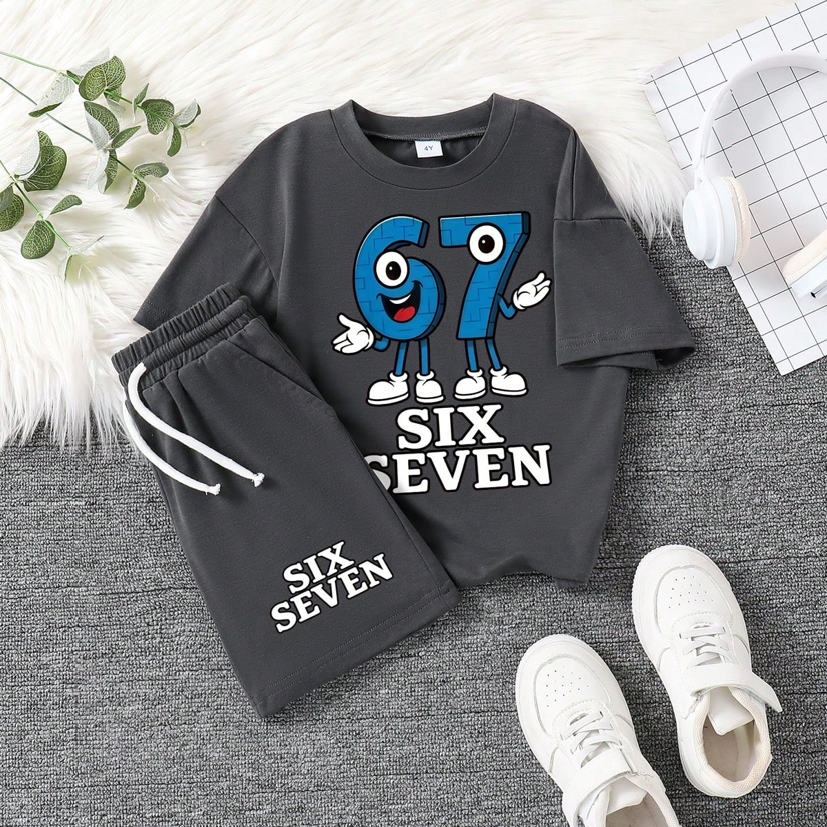 Set de 2 piezas con camiseta de manga corta con cuello redondo y estampado de letras y números, y pantalones cortos con cordón en la cintura para ni
