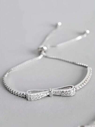 1条可调节银手链，饰有水钻蝴蝶结，时尚奢华，适合女孩日常佩戴、参加派对和宴会，是理想的珠宝礼物。