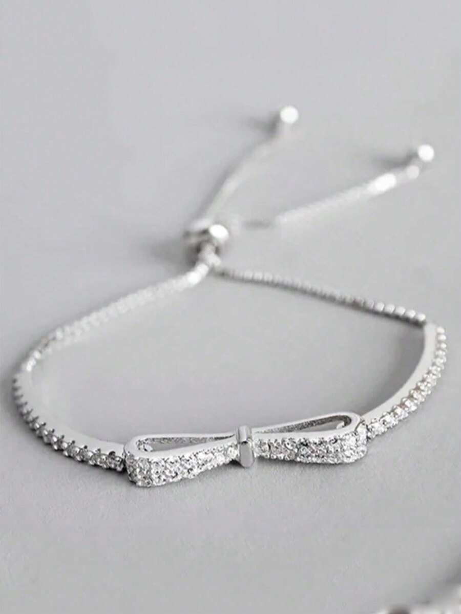 1条可调节银手链，饰有水钻蝴蝶结，时尚奢华，适合女孩日常佩戴、参加派对和宴会，是理想的珠宝礼物。