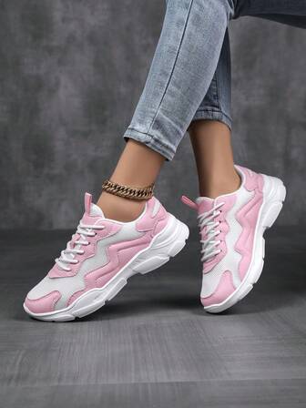 Damskor med vardagsmatch, löparskor i läder med lapptäcke och andningsbara mönster, moderiktiga personliga sneakers för kvinnliga studenter, utomhus, fest, lätta och bekväma promenadskor för kvinnor, året runt