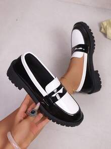 春秋新款学院风休闲平底乐福鞋，圆头套脚设计，低跟，牛津鞋款式，时尚百搭，简约优雅黑白皮鞋 - 黑與白 - 查看 3