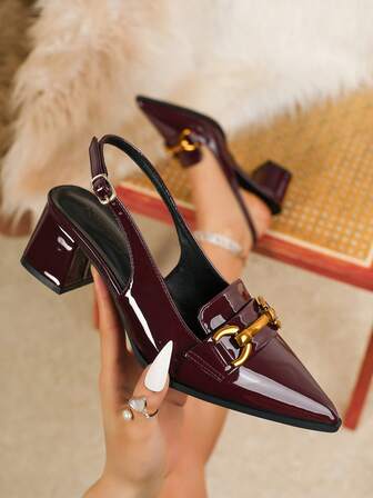 Dampumps med spetsiga tå och grov klack i lackläder, eleganta formella klänningsskor, moderiktiga klackar med spänne och festklackar, sexiga höga klackar med spänne och fotledsrem