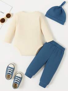 男婴休闲运动三件套：圆领长袖“爸爸的小男子汉”印花连体衣、华夫格纹蝴蝶结腰裤和柔软华夫格纹时尚帽子，秋冬季 - 霧霾藍 - 查看 2