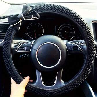 1pc New Bow-Shaped Threaded Button Knot Breathable Car Steering Wheel Cover. Comfortable And Anti-Slip Universal Elastic Car Steering Wheel Cover, Suitable For Cars/Automobile Interiors. Comfortable In Winter And Cool In Summer. Suitable For 15-Inch Cars. Superfine Fiber Breathable Ice-Slide Fabric With Anti-Slip Properties, Odorless, Easy To Carry. Automobile Interior Accessory.