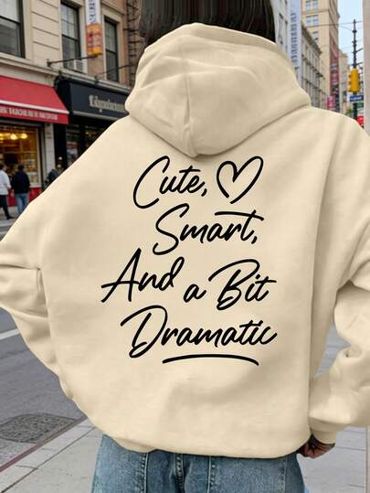 女士加大码休闲服，印有标语图案，带抽绳口袋的连帽卫衣，适合秋冬季穿着，是女士运动休闲服的理想选择。