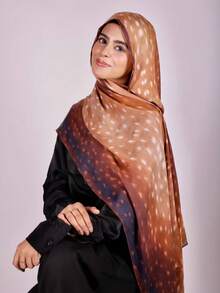 1条女士时尚波西米亚水彩鹿图案围巾头巾，休闲时尚的女士雪纺围巾。这款头巾采用轻盈的单面印花面料制成，柔软透气，适合所有季节。无论是旅行、日常佩戴，还是搭配长袍（阿巴雅）进行礼拜，都能轻松融合时尚与舒适。 - 巧克力棕 - 查看 3