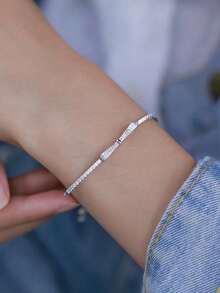 1条可调节银手链，饰有水钻蝴蝶结，时尚奢华，适合女孩日常佩戴、参加派对和宴会，是理想的珠宝礼物。