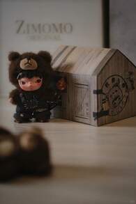 POP MART Hirono Living Wild “为幸福而战” 泰迪熊毛绒玩具，可爱收藏品，家居装饰礼品，圣诞装饰品 - 棕色 - 查看 2