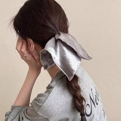 1条闪亮银色方巾，大号发圈，女士低马尾发圈，复古超大号方巾发饰，时尚头饰，超大号发圈，复古风格，柔软顺滑面料，时尚发圈，丝巾发圈，复古爱好者必备，女士时尚头饰发圈