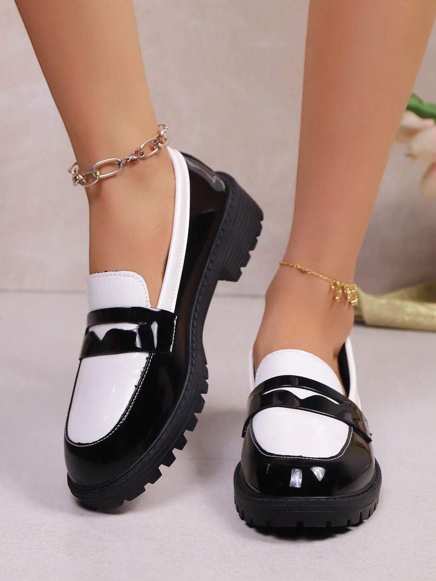 春秋新款学院风休闲平底乐福鞋，圆头套脚设计，低跟，牛津鞋款式，时尚百搭，简约优雅黑白皮鞋 - 黑與白 - 查看 1