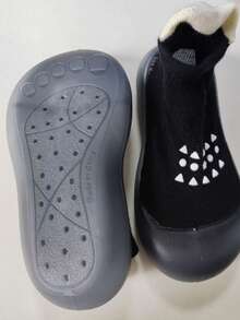 1双幼儿男女童防滑室内袜鞋，透气保暖弹性软底保护脚趾袜鞋