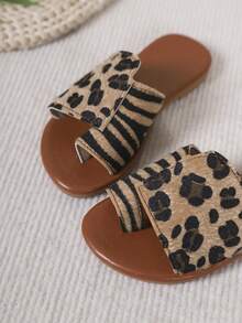 1双时尚百搭豹纹和斑马纹拼接儿童人字拖 - 棕色 - 查看 6