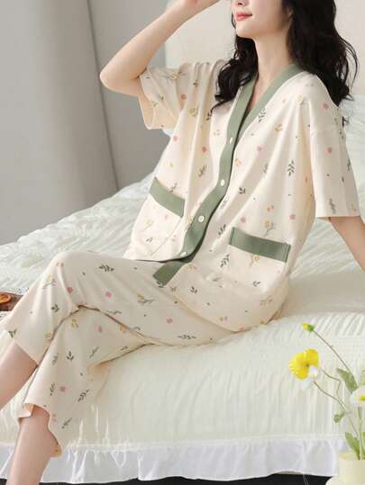 2pcs Women Pajama Set, Short Sleeve V-Neck 3/4 Pants Casual Loose Sleepwear Set, Allover Floral Print Short Sleeve Top With Pockets, Allover Floral Print 3/4 Pants, Comfortable Homewear | Cute Pajama Set | Easy Care Fabric