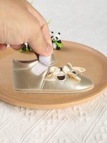 زوج من أحذية البنات ذات التصميم المرن باللون الأحادي مع فتحة وحلقة، مناسبة للبنات الرضع من عمر 0-1 سنة أثناء التعلم على المشي، أحذية رضع ماري جين، مناسبة للربيع والخريف والصيف - الذهبي - مشاهدة 8