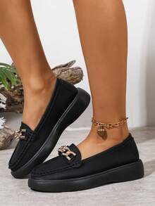 Mocassins femininos de couro envernizado com bico redondo, sola grossa e salto grosso, com detalhe de corrente metálica. Estilo delicado e moderno, perfeitos para primavera, verão, outono e inverno. Cor preta. - Preto - Ver 4