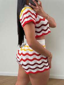 Set da 2 pezzi di top corto a maniche corte in maglia lavorata a uncinetto con colletto rovesciato, chiusura con bottoni, orlo arricciato e inserto traforato, in tinta arcobaleno a blocchi di colore, e pantaloncini attillati, per vacanze al mare per donne - Bianco - Visualizzare 2