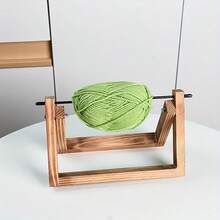 Người sáng tạo này sử dụng giá để cuộn len để bàn có trục xoay, tự tay xoay máy cuộn len thành từng cuộn. Khung được làm bằng gỗ nguyên khối. - Nhiều màu - Xem 3