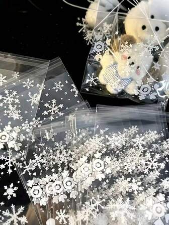 100 piezas por paquete. Bolsas de OPP transparentes con copos de nieve autosellantes. Bolsas de almacenamiento para artículos pequeños. Bolsas de empaque para joyería. Bolsas de almacenamiento a prueba de humedad y polvo. Bolsas de empaque para regalos de Navidad.