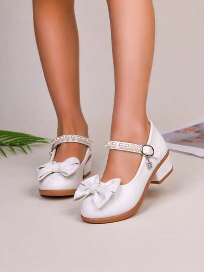 1 双休闲时尚儿童高跟鞋，PU 纯色蝴蝶结装饰鞋面，简约清新设计，柔软轻便舒适，魔术贴搭扣方便穿脱，适合儿童日常运动、休闲、玩耍、度假等场合，兼具美观与实用性。