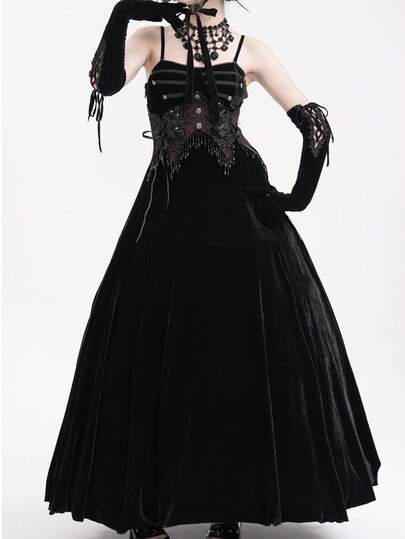 EVA LADY Áo hai dây ren buộc dây đính ngọc trai, chất liệu nhung, phối nhiều mảnh, kiểu dáng Gothic bóng bẩy.