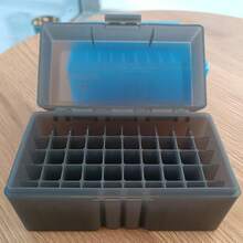 1个大容量子弹盒，可容纳多达50发1厘米宽 x 6.5厘米高的子弹，适用于.223雷明顿、5.56x45毫米、5.56北约、.223/5.56、.300 AAC Blackout、5.56x45、5.8x42口径子弹，轻便子弹收纳盒