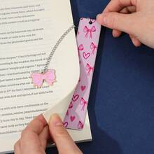 可爱少女风不锈钢金属书签，饰有粉色蝴蝶结和卡通女孩图案，并印有爱书人士语录和装饰链吊坠，是送给女性读者、学生和书虫的理想礼物。