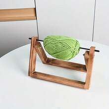 Người sáng tạo này sử dụng giá để cuộn len để bàn có trục xoay, tự tay xoay máy cuộn len thành từng cuộn. Khung được làm bằng gỗ nguyên khối. - Nhiều màu - Xem 7