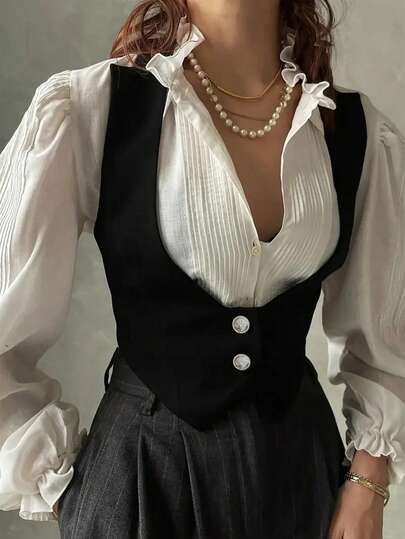 一件纯色梭织面料前扣开襟女士休闲上衣，适合度假、上学和日常穿着，黑色夏季款