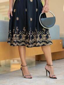 Elegant Embroidered Viscose Midi Dress With Short Sleeves. - Black - View 4