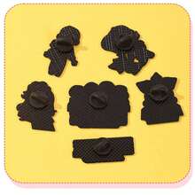 1件套怪物故事主题徽章 | 可爱又古怪的角色设计 | 包装配件和粉丝系列配件 | 背包装饰和青少年礼物 | 日常休闲装饰和返校用品，角色和语录徽章，新年礼物，情人节礼物，复活节礼物（随机款式） - 彩色 - 查看 4